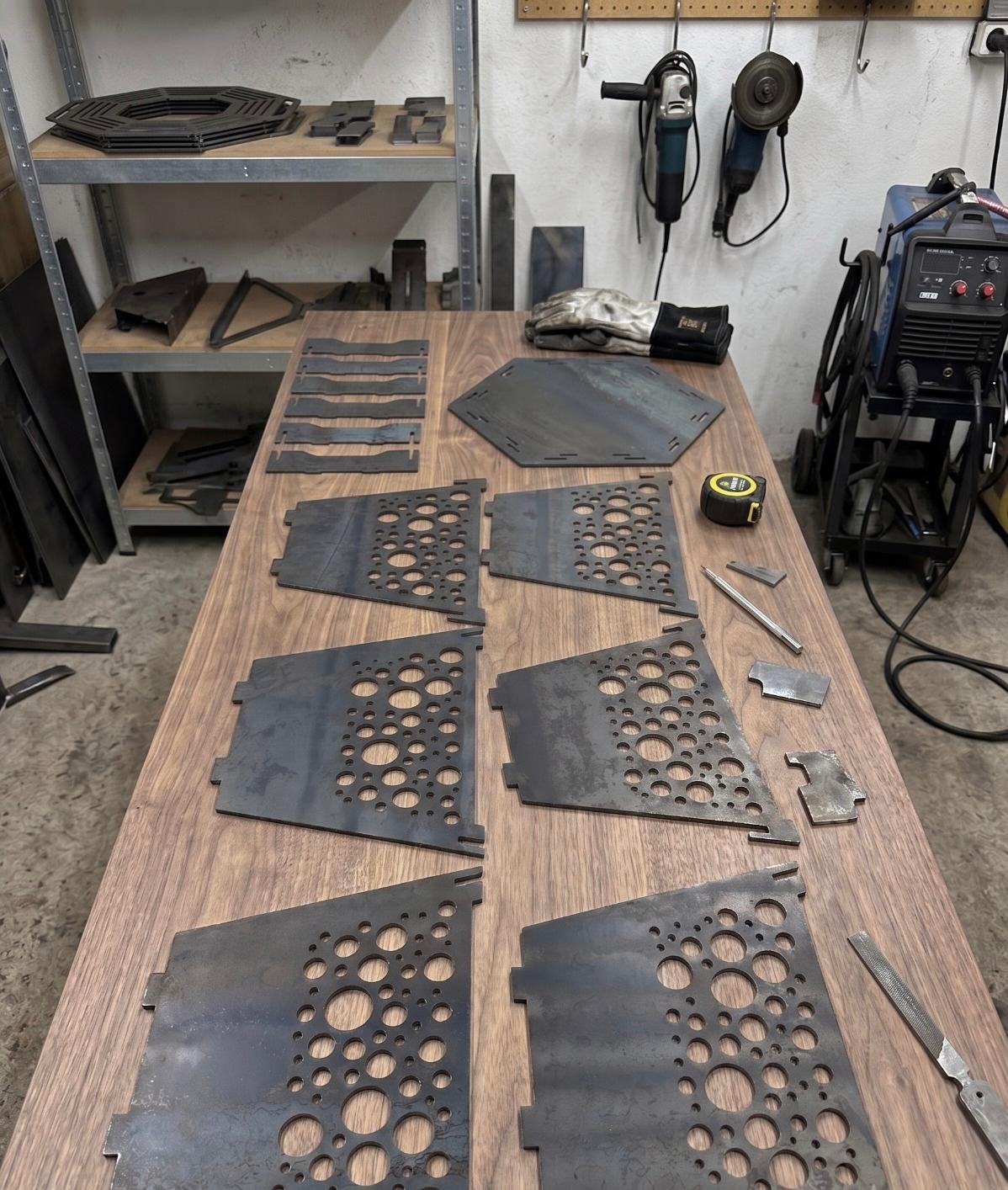 Pièces du HexaBrasero dans l'atelier