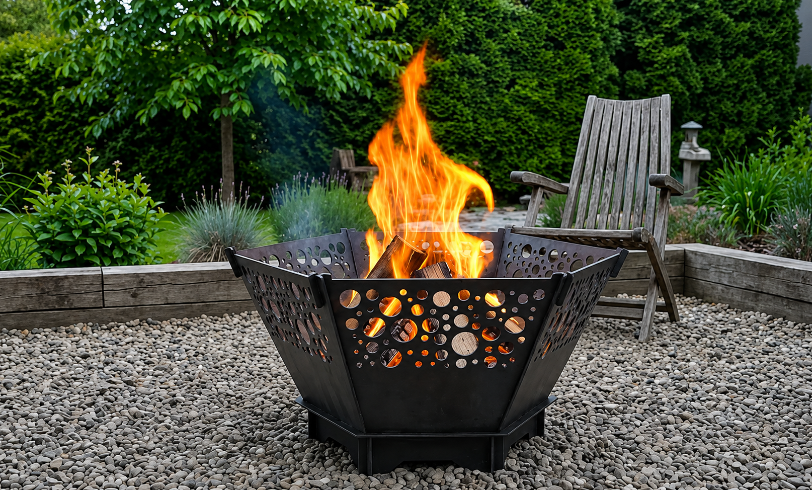 HexaBrasero en feu dans un jardin